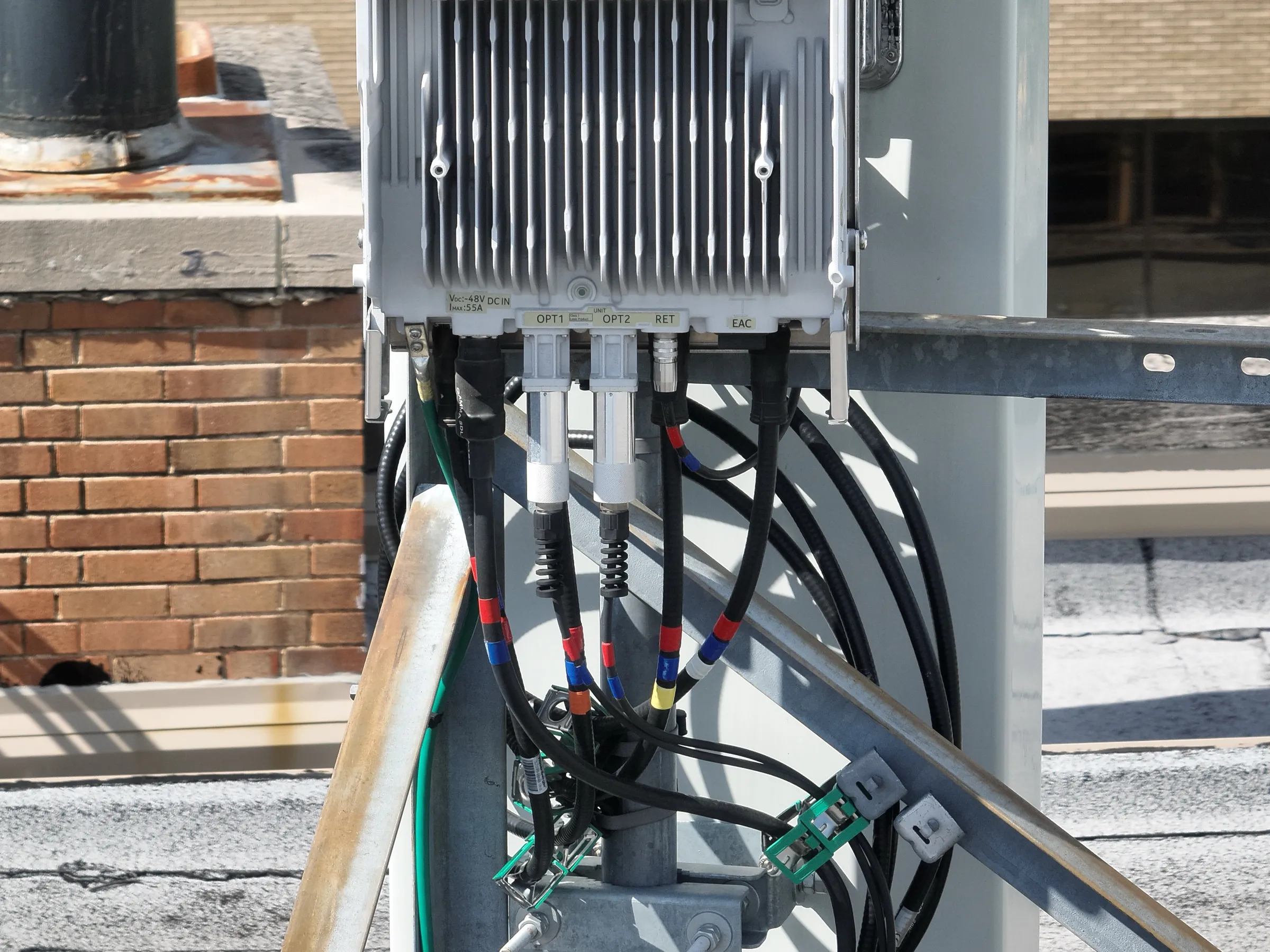 Connection detail — zoomed documentation resolves ports, labels, connectors and grounding hardware for remote review.